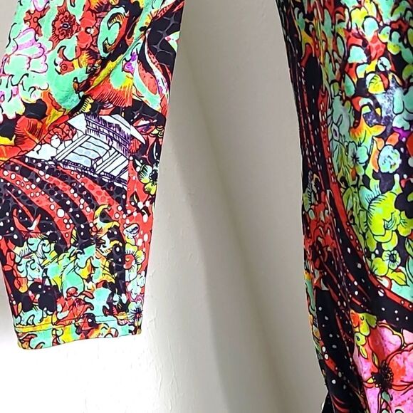 Mesmerize Colorful Tunic Top with Big Pockets on the Sides, Size Medium - Picture 6 of 9